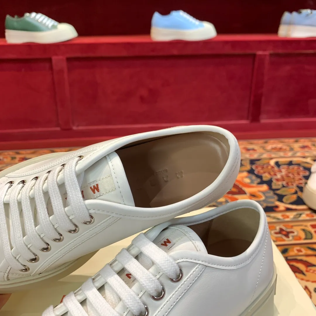 👟👟Ex-factory price 480👟👟 Marni Marni large-toe thick-soled Mary Jane shoes Marni is an independent designer brand from Italy. It has quickly become another big dark horse in the international fashion industry. Zhao Lusi and Song Zuer have the same Velcro large-toe shoes. It took 2 and a half months to purchase 5 pairs of originals, cut them open, open the bottom mold, decide on the materials, and tried again and again, and changed again and again. At present, the material, shape, lines, and outsole are almost the same as the original ones. Even the smell of cowhide is the same, so our shoes never put fragrance in them. The original cowhide smell is unique. 🐂Fabric: imported Bengal cowhide, matte and textured 🐂Inner: semi-matte cowhide, zero color difference 🐂Outsole: Original molded TU👟👟Ex-factory price➕👟👟Ex-factory price U foam 🪄Number of codes: 35 36 37 38 39 40